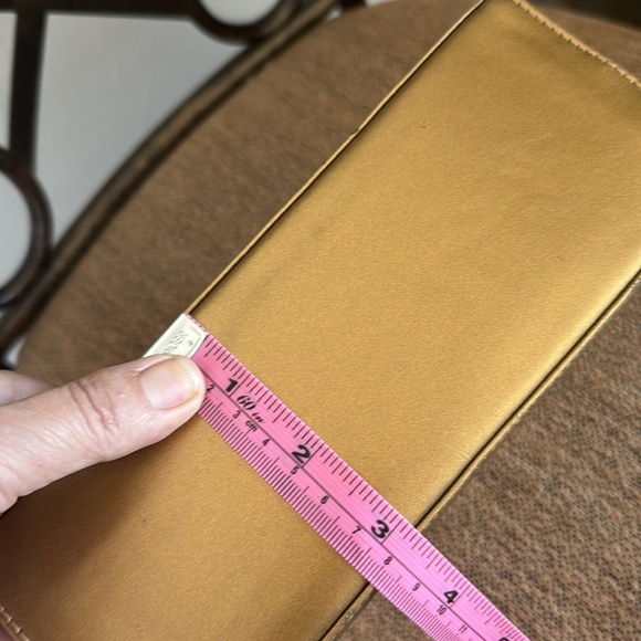 Salvatoree Ferragamo 2 way may gold evening bag. - Picture 14 of 14